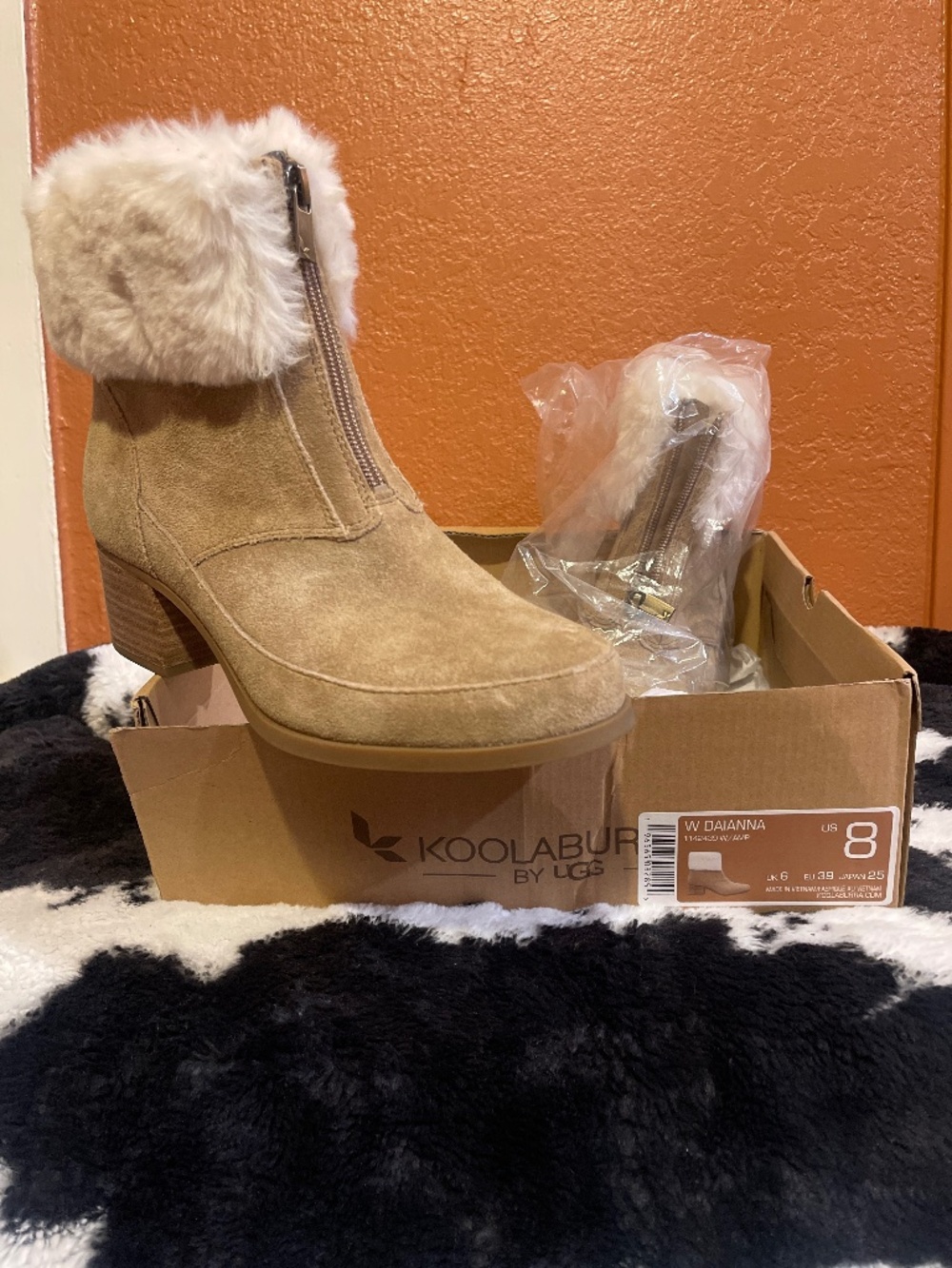 UGG BOOTS - Picture 2 of 2